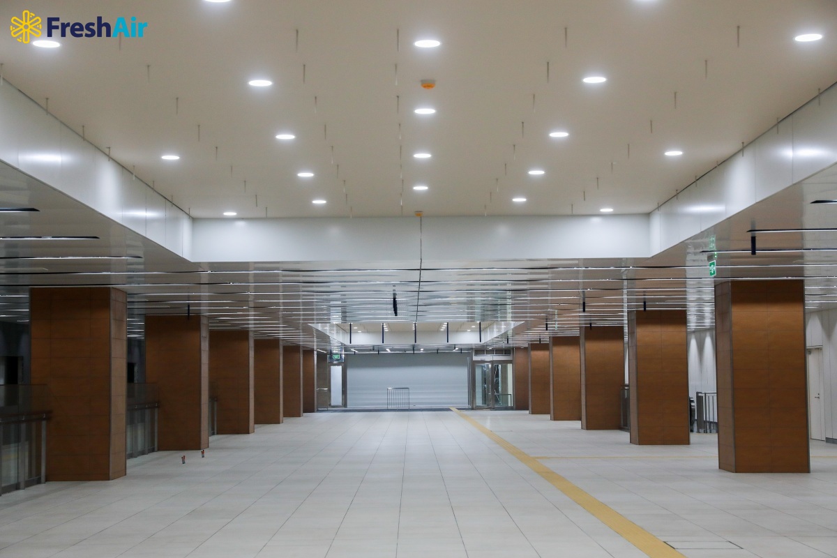 Khu vực công cộng tuy rộng lớn nhưng rất đông người, dễ xảy ra ngạt khí khi có sự cố. Khu vực công cộng tuy rộng lớn nhưng rất đông người, dễ xảy ra ngạt khí khi có sự cố.