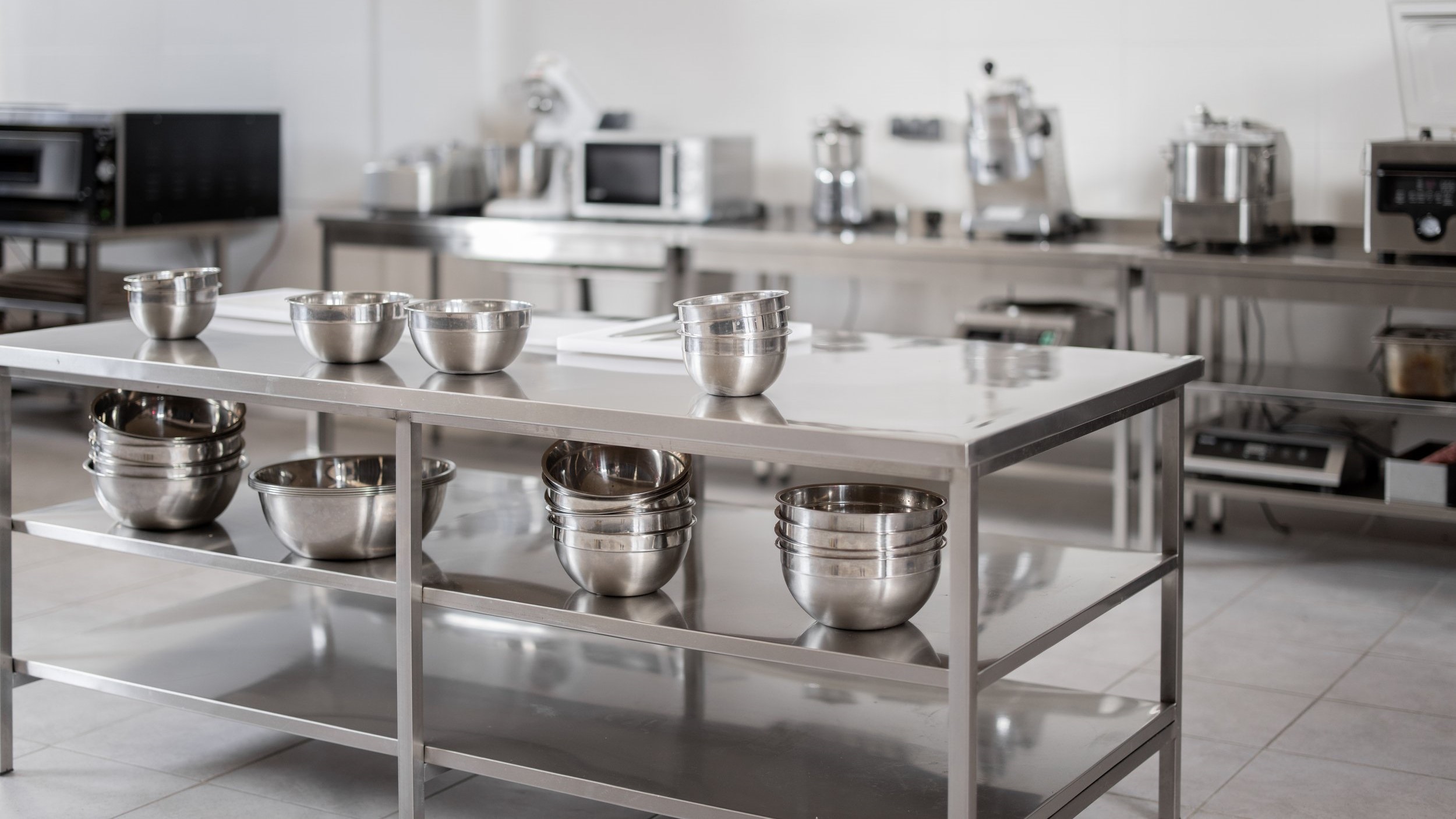 Bàn Inox Công Nghiệp: Ưu Điểm Và Mẫu Mã Đa Dạng