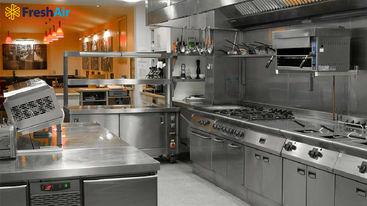 Các thiết bị inox trong khu bếp nấu ăn