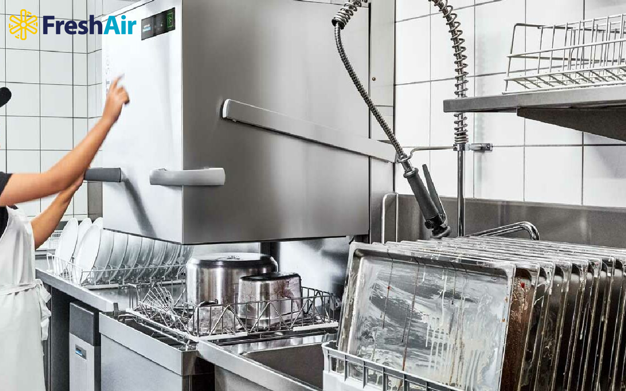 Máy rửa chén công nghiệp có khả năng làm sạch các loại chén, bát, cốc, ly, đĩa với khối lượng lớn
