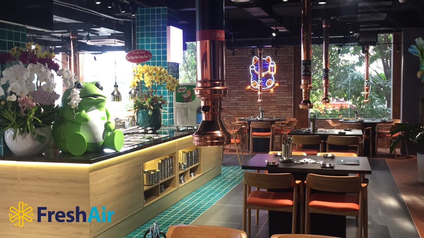 Quán BBQ thường sử dụng hệ thống hút khói ngoài trời hoặc không gian mở