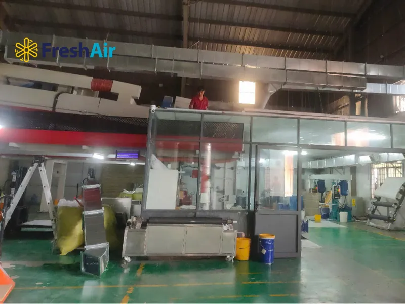 Hệ thống hút khí nóng máy hấp vải giúp duy trì môi trường làm việc an toàn, giảm thiểu nguy cơ cháy nổ.