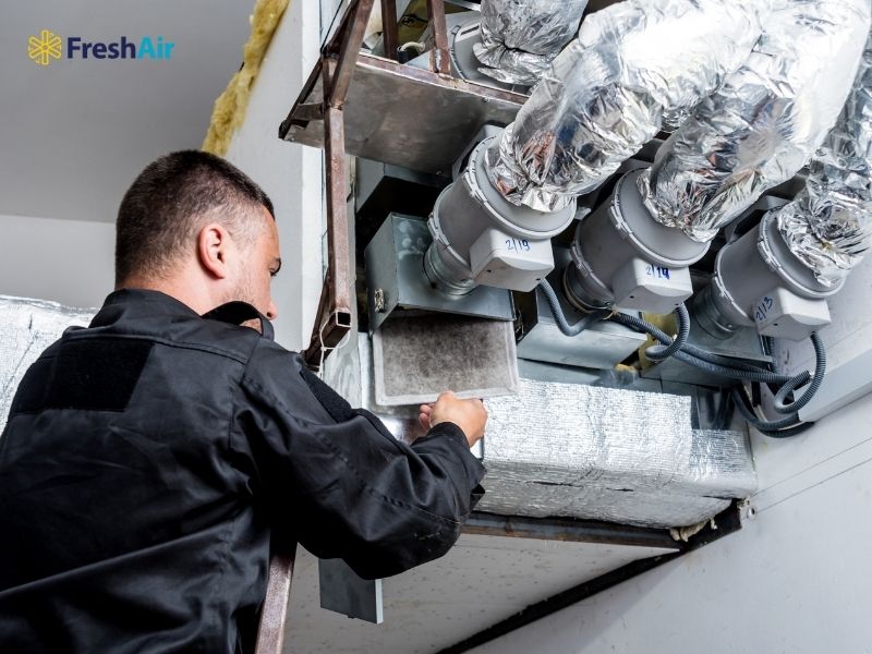 Các công đoạn bao gồm lắp máy làm mát, thi công hệ thống ống dẫn gió hoặc nước, đi dây điện, đấu nối bảng điều khiển.