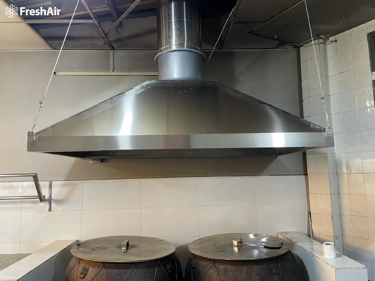 Việc chọn chụp hút khói phù hợp phải dựa trên loại bếp, kích thước, vật liệu và công suất để đảm bảo hiệu quả